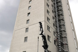  Ein von Sifatec aufgebauter Treppenturm schuf einen bauaufsichtlich geforderten zweiten Flucht- und Rettungsweg. Ein zusätzlicher Bauaufzug verlief über die gesamte Gebäudehöhe.  