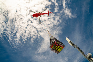  Der Transport des Materials gelang über Helikopter, deren Transportgewicht 600&nbsp;kg nicht überschreiten durfte 