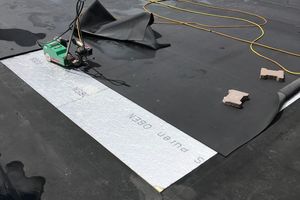  Vorteil der Abdichtung mit EPDM: Auf die offene Flamme beim Verschweißen konnte verzichtet werden, stattdessen arbeiteten die Handwerker mit Heißluftschweißgeräten&nbsp; 