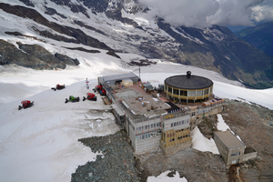  Luftaufnahme von den Arbeiten auf der Dachterrasse des Drehrestaurants am Mittelallalin bei Saas-Fee 