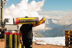  Während der Arbeit hatten die Handwerker einmalige Ausblicke auf die Bergwelt der Schweizer Alpen 