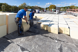  Beim Kompaktdach von Puren werden die Dämmplatten komplett mit Bitumen eingegossen 