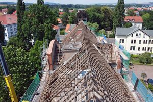  Erst bei der Abdeckung des Daches des Sommerhauses wurde sichtbar, welche und wie viele schadhafte Hölzer im Dachstuhl erneuert werden mussten 