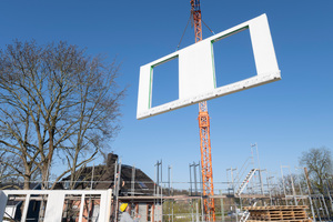  Die Wandelemente wurden just-in-time per Tieflader auf die Baustelle transportiert und sofort montiert 