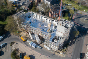  Das Gebäude entspricht der Gebäudeklasse 4. Auf dem Bild ist eines der beiden massiv gebauten Treppenhäuser mit Aufzugturm gut zu erkennen 