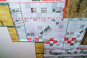  Herkömmliche Luftdichtheitsfolien und Klimamembranen sind in der Regel normal entflammbar (Euroklasse E). Mit dem neuen Vario® Fire-System hat ISOVER das erste schwerentflammbare Luftdichtheits- und Feuchteschutzsystem nach DIN EN 13501-1 entwickelt.  