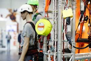  Die Marktführer der Branche präsentierten sich auf der Messe A+A 2021 mit neuen Produkten zur Absturzsicherheit, wie hier in der Messehalle 4  