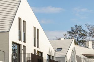  Ganz in Weiß präsentieren sich auch die Wohnhäuser von CAS Architects. Die helle Farbgebung der Fassade und die als Cool Roof ausgeführten, asymmetrischen Satteldächer sorgen in Kombination mit einer energieeffizienten Haustechnik für ein ganzjährig konstantes Raumklima. 