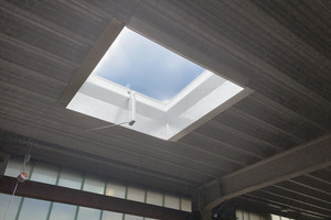  Mit der Lichtkuppel bietet Velux eine Produktlösung für Tageslicht und frische Luft, die für den Einsatz in unbeheizten Gebäuden wie Werkstätten oder Lagerräumen prädestiniert ist.  