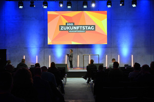  Rund 200 Teilneh­merinnen und Teilnehmer trafen sich zum Live-Event in den Wagenhallen Stuttgart. Weitere schalteten sich digital zu 