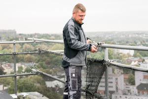  Das Leistungspaket von Sifatec beinhaltet unter anderem den fachgerechten Auf- und Abbau des Seitenschutzes 