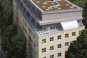  Dieses Wohngebäude in Berlin-Spandau wurde um zwei Geschosse in Holzbauweise aufgestockt. Das Dach erhielt anschließend eine extensive Begrünung 