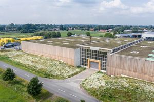  Die neue Lagerhalle der Firma Lütvogt im Kreis Diepholz mit Lärchenholzfassade und Dachbegrünung 