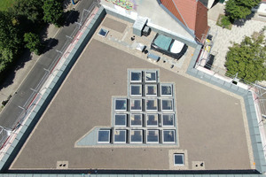  Luftaufnahme des Daches, kurz nachdem das Substrat für die Dachbegrünung aufgebracht wurde <span class="bildnachweis">Fotos: Universum Dachbau GmbH</span> 