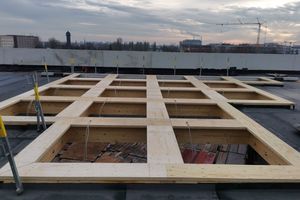  Insgesamt 19 Oberlichter von Lamilux belichten das Atrium im Inneren der Grundschule  