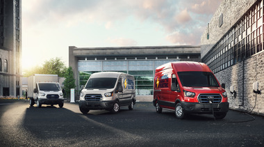 Der Ford „E-Transit“ wird je nach Bedarf als Kastenwagen, Kastenwagen mit Doppelkabine oder Fahrgestell f?r ma?geschneiderte Aufbauten verf?gbar sein  Fotos: Ford