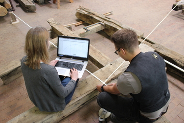  Katharina Trinczek, technische Zeichnerin und Justin Jantzen, Auszubildender zum Tischler, bei der Dokumentation eines Holztragwerks<br /> 