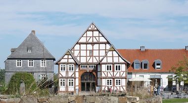 Historische Schiefer- und Fachwerkfassaden im Paderborner Dorf des Freilichtmuseums 