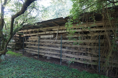  Auf dem ganzen Gelände des LWL-Freilichtmuseums Detmold finden sich Holzstapel, die mit Blechdächern vor der Witterung geschützt sind. Hier lagern zum Teil noch nicht wiederaufgebaute Häuser 