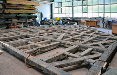  In der Abbundhalle des Freilichtmuseums werden die Holztragwerke von Museumsgebäuden vor dem Aufbau mindestens einmal liegend vollständig zusammengesetzt 