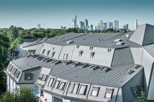  Neues Dach mit Blick zur Frankfurter Skyline: Statt der alten Bitumenabdichtung sorgt nun ein neues Metalldach aus Prefa-Farbaluminium „P10 Steingrau“ für die schützende Hülle  