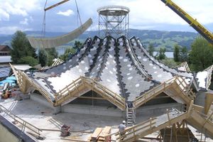  24 Elemente mit je 4 Tonnen Gewicht wurden so montiert, dass sie ein Falttragwerk bilden


 