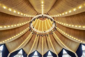  Der Innenraum wirkt trotz seiner Holzverschalung leicht wie ein luftiges Zirkuszeltdach<span class="bildnachweis">Foto: Luca Zanier</span> 