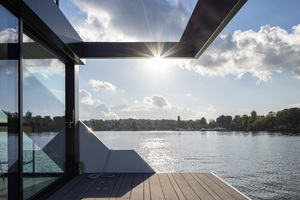  Die Faserzementdielen auf den Terrassenflächen des Bootes sind wie gemacht für den Einsatz auf dem Wasser: sie sind rutschfest, splittern nicht und verformen sich nicht 