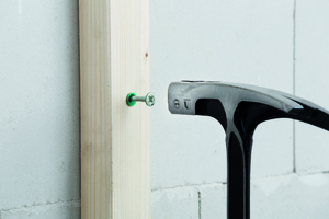  Der Spax-Nageldübel mit integrierter Nagelschraube ermöglicht die sichere Befestigung von Holz- und Leichtbauprofilen 