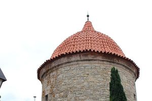  Der „Dicke Turm“ in Eibelstadt im Landkreis Würzburg hat eine neue Mönch-Nonnen-Deckung erhalten 