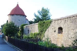  Der 1562 errichtete „Dicke Turm“ – auch Federolfsturm genannt – ist Bestandteil der fast vollständig erhaltenen Ummauerung der Altstadt 
