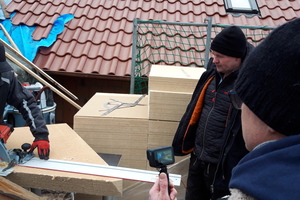  Die Dämmstoffseilsäge in Aktion. Es werden druckfeste Holzfaser-Dämmplatten geschnitten. Thomas Wieckhorst, Chefredakteur der Zeitschriften bauhandwerk und dach+holzbau, filmt den Praxistest mit einer Actioncam 