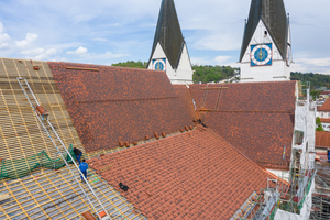  Dom Eichstaett_Im oberen Bereich der Dachfläche werden Biberschwanzziegel verlegt. Weiter unten, wo die Dachfläche weniger steil verläuft, werden Glattziegel verlegt 