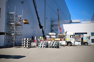  Neben einem Seitenschutz auf der Dachfläche eines Hangars am Flughafen Hahn montierten die Sifatec-Mitarbeiter zwei Treppentürme in verschiedenen Höhen 