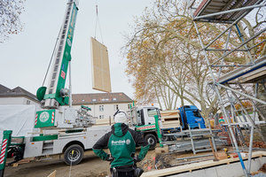  Die Wandelemente für die Außenwände wurden per Lkw nach Bottrop transportiert und mit Unterstützung eines Krans aufgerichtet 