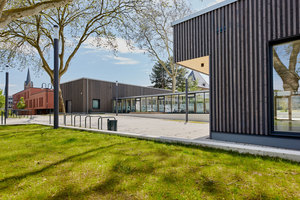  Die beiden in Holzbauweise errichteten Baukörper sind durch einen verglasten Galeriegang miteinander verbunden  
