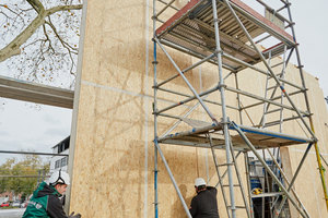  Durch den Einsatz von vorgefertigten Holzbauelementen konnten die etwa 450 m2 Fläche umfassenden Außenwände an sechs Arbeitstagen gestellt werden 