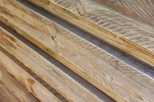  Konstruktiver Holzschutz: Um einen besseren Abfluss des Regenwassers zu ermöglichen, sind die Kanten der Profilhölzer hier leicht gebrochen 