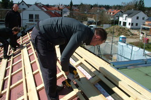  Holzbohle im Sparren verschrauben für die Befestigung der Grundplatte 