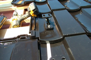  Befestigungsschelle am Solarträger einrichten und anschrauben. Höhenverstellbares Oberteil parallel zum Dach ausrichten und anschrauben 