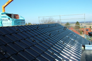  Fertig eingedecktes Dach mit ausgerichteten Solardachträgern  