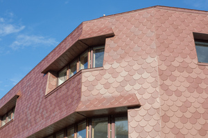  Die Fassade greift mit der VMzinc-Oberfläche Pigmento rot einen Farbton auf, der für das Erdreich des Landstrichs kennzeichnend ist 