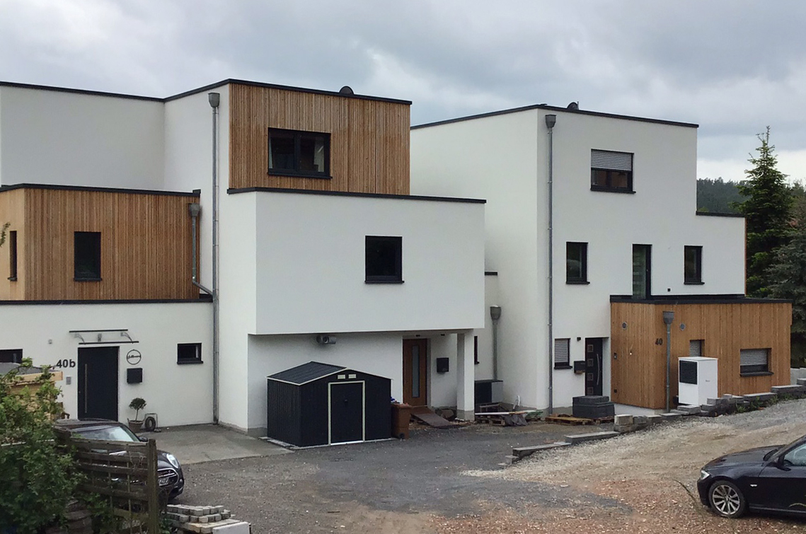 Das Reihenhaus wurde von der Zimmerei Keller in Laufach (Unterfranken) in Holzbauweise errichtet