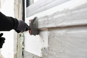  Um die Bereiche an bodentiefen Fenstern und Türen vor eindringender Feuchtigkeit zu schützen, nutzte man die Bauwerksabdichtung „weber.tec Superflex D 24“ in Kombination mit dem Dichtband „weber.sys 982 SK“  