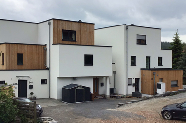 Das Reihenhaus wurde von der Zimmerei Keller in Laufach (Unterfranken) in Holzbauweise errichtet