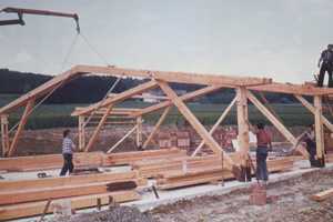  Aufrichten eines landwirtschaftlichen Gebäudes in den 1970er Jahren. Die Sparren und Balken des Schuppens hatte man vor dem Aufrichten mit Holzschutzmittel behandelt 