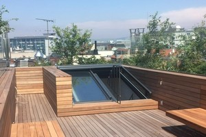  Die Verasonn-Dachausstiege können um weitere Ausstattungsmerkmale ergänzt werden. Zur Wahl stehen beispielsweise selbstreinigendes Glas, Regen- oder Sonnenschutzglas oder auch Wettersensoren, die das Fenster automatisch öffnen oder schließen 