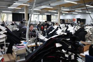  Blick in die Produktion von FHB in Spenge. Hier wird Zunftkleidung hergestellt. Die Workwear fertigen Partner-Unternehmen unter anderem in der Ukraine
 