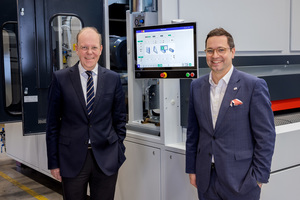  Christoph Giese, Geschäftsführer Karl Heesemann Maschinenfabrik GmbH & Co. KG (links), und Frederik Meyer, Executive Vice President, Business Unit CNC Processing (rechts) vereinbaren Partnerschaft. 
