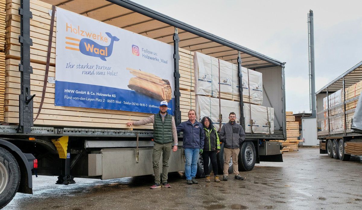 Holzprodukte im Wert von 40 000 Euro haben die Holzwerke Waal aus dem Ostallgäu für die Flutopfer im Ahrtal gespendet. Zwei Sattelzüge mit 90 m³ Holz machten sich jetzt auf den Weg vom Allgäu ins Ahrtal